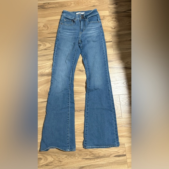 Western Style Levi’s Jeans - Picture 3 of 5